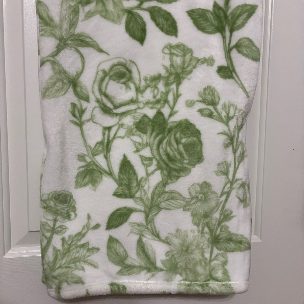 Green bed of roses throw blanket